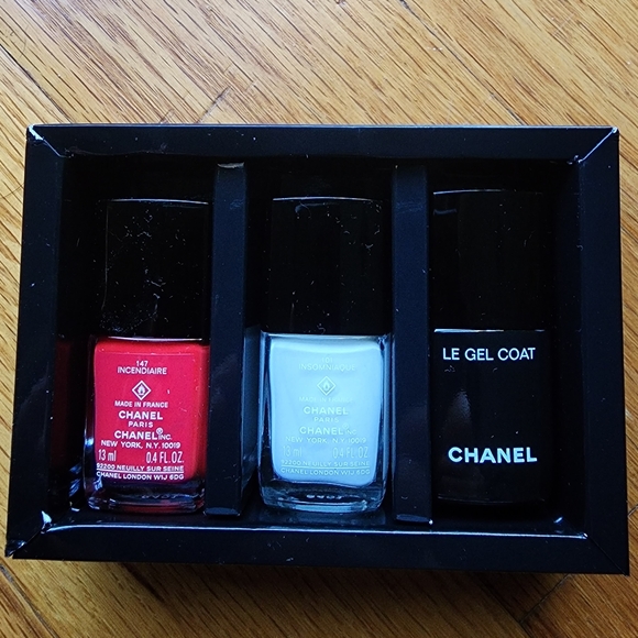 Chanel Set Le Vernis Limited Edition Manicure Set with Stickers - Picture 5 of 6